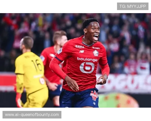 昂热球迷展示巨型横幅声援患病小球迷